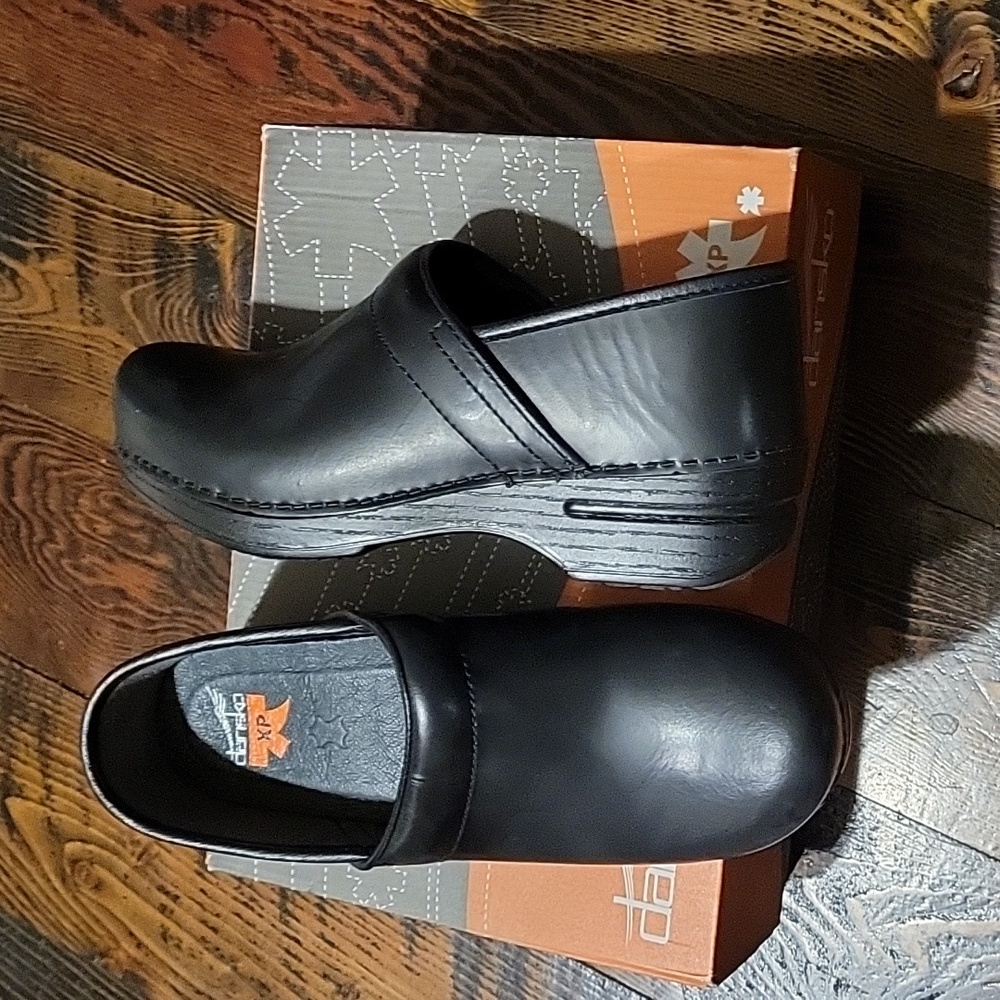 New Dansko Pro XP Oiled Brown clogs